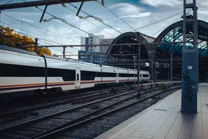 An empty 449 medium distance train entering the Estació de França, about to make the Barcelona-Reus service.